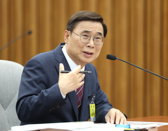 이종석 국가정보원장 후보자가 19일 서울 여의도 국회 정보위원회에서 열린 인사청문회에서 위원 질의에 답변하고 있다. 연합뉴스