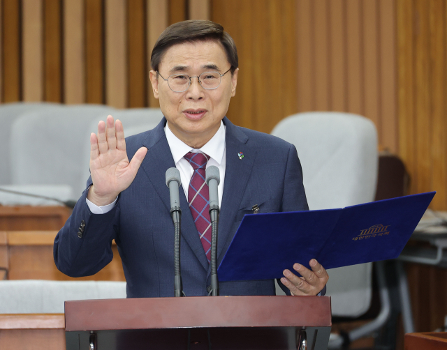 이종석 국가정보원장 후보자가 19일 서울 여의도 국회 정보위원회에서 열린 인사청문회에서 선서를 하고 있다. 연합뉴스