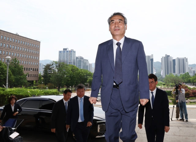 윤석열 전 대통령 부인 김건희 여사 관련 의혹을 수사하는 민중기 특별검사가 특검보와 함께 19일 김석우 법무부 장관 직무대행과 면담을 위해 경기도 정부과천청사 내 법무부로 들어서고 있다. yatoya@yna co.kr 연합뉴스