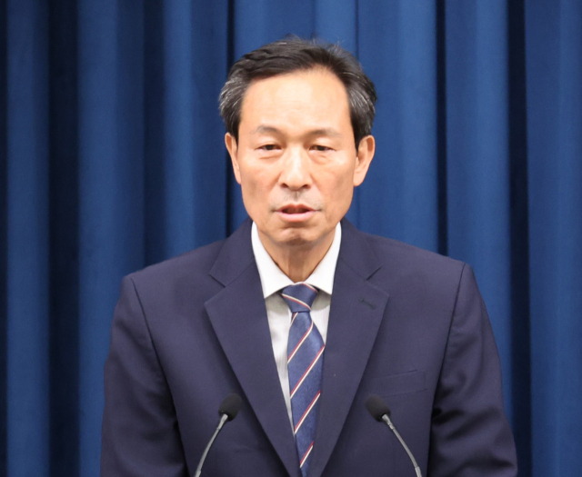 우상호 정무수석이 19일 용산 대통령실에서 이재명 대통령과 여야 지도부 오찬 예정 관련 브리핑을 하고 있다. 연합뉴스