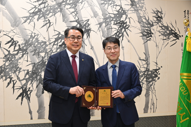 대구한의대 변창훈(왼쪽) 총장은 대구 혁신도시 활성화 공로로 대구시로부터 감사패를 받았다. 대구한의대 제공