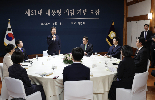 이재명 대통령이 4일 서울 여의도 국회 사랑재에서 열린 제21대 대통령 취임 기념 오찬에 참석해 발언을 하고 있다. 연합뉴스