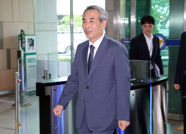 윤석열 전 대통령 부인 김건희 여사 관련 의혹을 수사하는 민중기 특별검사와 특검보들이 19일 오후 경기 수원시 경기남부경찰청을 방문, 김준영 청장 면담을 위해 이동하고 있다. 연합뉴스