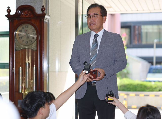 순직 해병 수사 방해 의혹 사건을 수사하는 이명현 특별검사가 19일 서울 서초구 자신의 사무실로 출근하며 취재진 질문에 답하고 있다. 연합뉴스