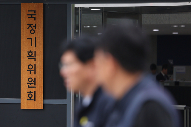 16일 서울 종로구 정부서울청사 창성동 별관 입구에 국정기획위원회가 현판이 걸려 있다. 연합뉴스