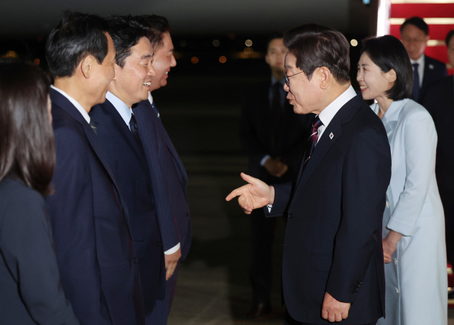 이재명 대통령이 19일 51차 주요 7개국(G7) 정상회의 일정을 마친 뒤 성남 서울공항에 도착해 마중 나온 강훈식 대통령비서실장과 대화하고 있다. 연합뉴스