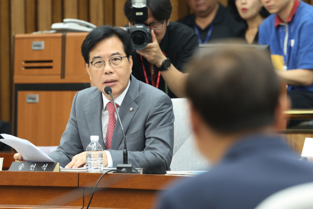 국민의힘 송언석 원내대표가 19일 국회 정보위원회에서 열린 이종석 국가정보원장 후보자에 대한 인사청문회에서 질문하고 있다. 연합뉴스