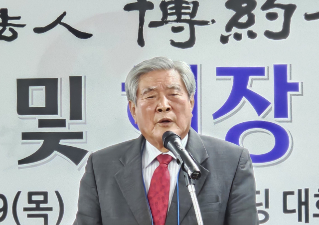김종길 학봉종손이 19일 서울 안동빌딩 대회의실에서 열린 박약회 임시총회에서 회장으로 취임했다. 사진 이진구 전 안동문화회관장 제공