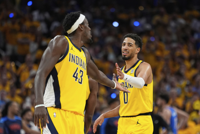 20일(한국시간) 미국 인디애나주 인디애나폴리스의 게인브리지 필드하우스에서 열린 2024-2025 NBA 챔피언결정전(7전 4승제) 6차전. 페이서스의 시아캄(왼쪽)과 할리버튼(오른쪽). AP=연합뉴스