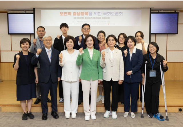 국회 여성가족위원회 소속 임미애 더불어민주당 의원(사진 앞줄 오른쪽 세번째)은 19일 국회에서 