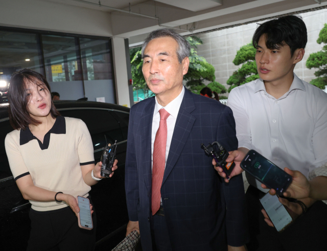 윤석열 전 대통령 부인 김건희 여사 관련 의혹을 수사하는 민중기 특별검사가 20일 서울 서초구 서초동에 마련된 임시 사무실로 출근하고 있다. 연합뉴스