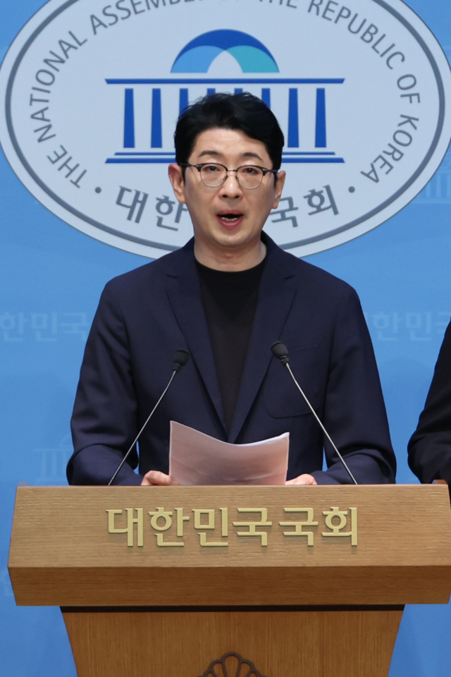 국무총리 인사청문특위 위원인 국민의힘 주진우 의원이 18일 서울 여의도 국회 소통관에서 김민석 후보자의 재산 의혹과 관련, 자금 출처를 밝힌 자료 제출을 요구하고 있다. 연합뉴스