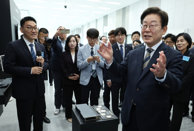 이재명 대통령이 20일 울산전시컨벤션센터에서 열린 인공지능(AI) 글로벌 협력 기업 간담회 뒤 AI 제품·서비스 시연을 참관하며 발언하고 있다. 연합뉴스