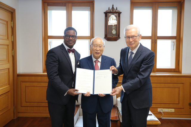 프린스턴신학교와 계명대는 20일 행소관에서 학술교류 협정을 갱신을 했다. 왼쪽부터 프린스턴 신학교 조나단 리 월튼 총장, 정순모 목사(전 학교법인 계명대 이사장), 신일희 계명대 총장. 계명대 제공
