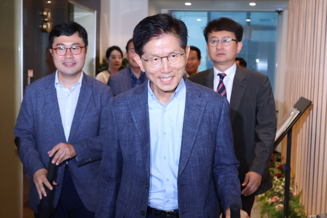 국민의힘 김문수 전 대선 후보가 20일 대선 후 캠프 관계자들과 오찬을 하기 위해 서울 여의도의 한 중식당으로 들어가고 있다. 연합뉴스
