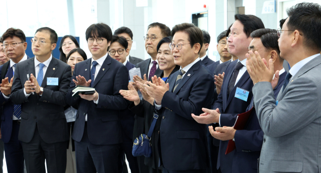 이재명 대통령이 20일 울산전시컨벤션센터에서 열린 인공지능(AI) 글로벌 협력 기업 간담회 뒤 AI 제품·서비스 시연을 참관하며 박수치고 있다. 연합뉴스