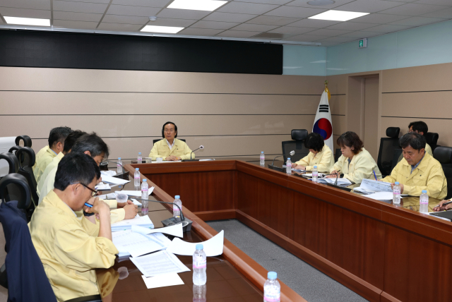 장맛비가 전국으로 확산되면서 의성군이 지난 20일 긴급대책회의를 열고 산사태 등 재난 대응 대책을 점검하고 있다. 의성군 제공.