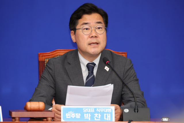 더불어민주당 박찬대 대표 직무대행 겸 원내대표가 11일 서울 여의도 국회에서 열린 최고위원회의에서 발언하고 있다. 연합뉴스