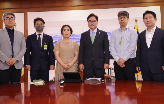 우원식 국회의장이 17일 국회 집무실에서 12·29 제주항공 여객기 참사 유가족협의회 대표단과 기념 촬영하고 있다. 연합뉴스