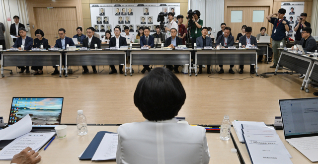김현 국정기획위원회 사회2분과 기획위원이 20일 경기 정부과천청사 방송통신위원회에서 열린 국정기획위원회 업무보고에서 발언하고 있다. 연합뉴스