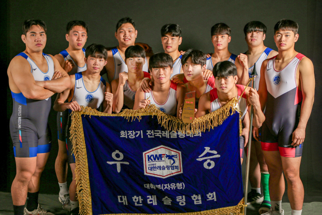 영남대 레슬링부가 제43회 회장기 전국레슬링대회에서 단체 종합우승을 차지했다. 영남대 제공
