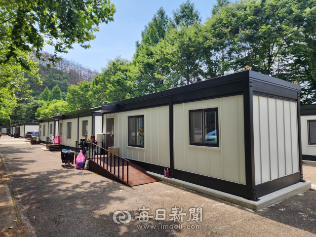 지난 19일 청송군 청송읍 부곡리 달기약수터 앞 산불 이재민 임시주거용 조립주택 모습. 전종훈 기자