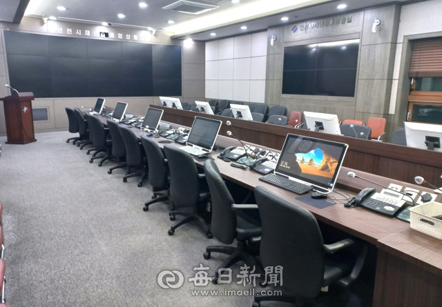 전국적 장맛비로 인한 피해 우려속에 호우주의보가 내려진 영천시 재난안전상황실에는 노트북 1대만 전원이 켜진 채 근무자들이 단 한명도 없다. 강선일기자