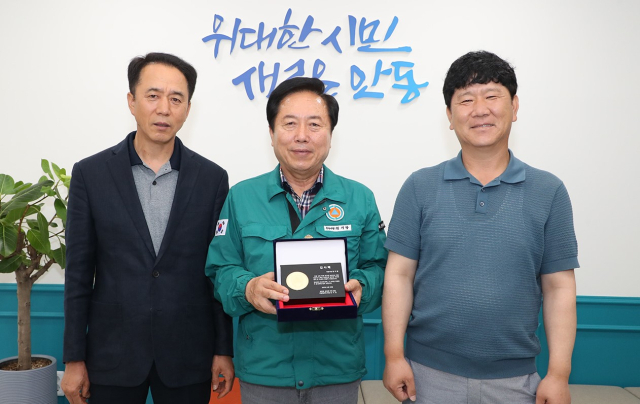 산불피해 주민들 안동시장에게 감사패 전달. 안동시 제공