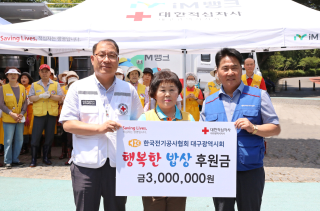 이정구(오른쪽) 한국전기공사협회 대구광역시회장이 