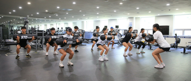 경운대 스포츠지도학과 학생들이 학과 체력달련 실습실에서 실습수업을 진행하고 있다. 경운대 제공