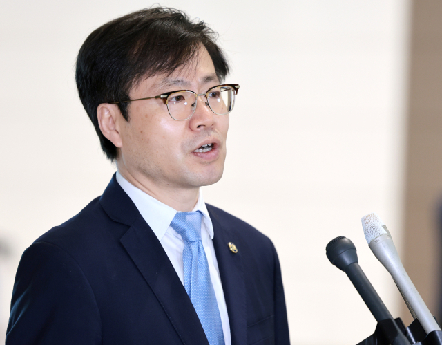 한미 관세 협상을 위해 미국으로 떠나는 산업통상자원부 여한구 통상교섭본부장이 22일 인천국제공항 제2터미널 출국장에서 출국전 취재진 질문에 답하고 있다. 연합뉴스