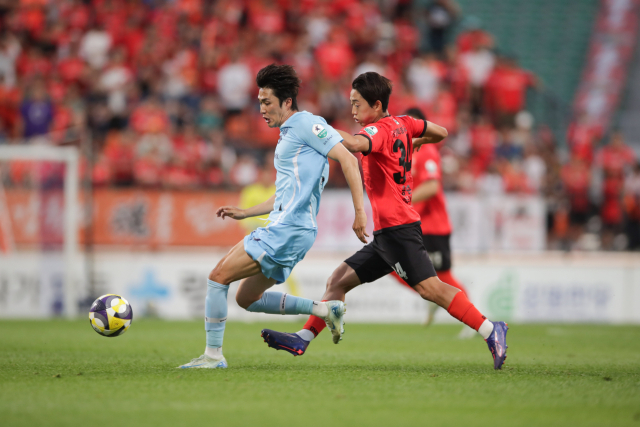 대구FC 김주공 선수(왼쪽)와 강원FC 송준석 선수가 치열한 볼 경합을 벌이고 있다. 한국프로축구연맹 제공