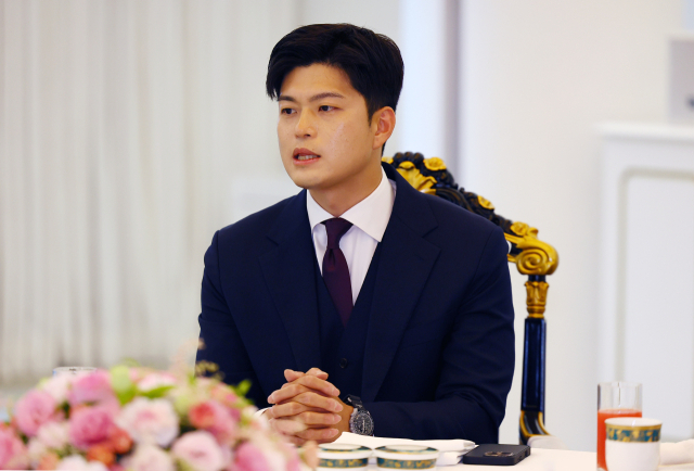 국민의힘 김용태 비상대책위원장이 22일 서울 한남동 관저에서 열린 이재명 대통령과의 여야 지도부 오찬에서 발언하고 있다. 연합뉴스