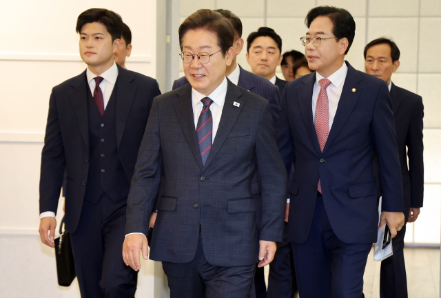 이재명 대통령이 22일 한남동 관저에서 여야 지도부와 기념촬영 후 오찬장으로 이동하고 있다. 이날 이 대통령과 여야 지도부 오찬에는 더불어민주당 김병기 당대표 직무대행 겸 원내대표, 국민의힘 김용태 비상대책위원장, 송언석 원내대표, 우상호 정무수석, 강훈식 대통령비서실장이 참석했다. 연합뉴스