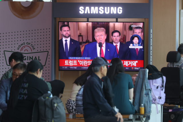 22일 서울역 대합실에서 시민들이 이란 공습 관련 미국 트럼프 대통령의 대국민 연설 방송을 시청하고 있다. 연합뉴스