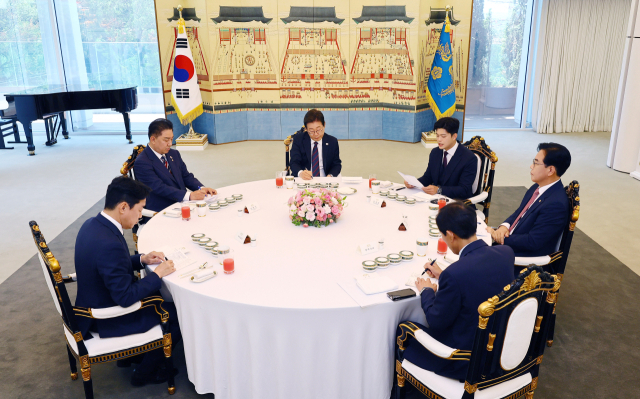 이재명 대통령이 22일 서울 한남동 관저에서 열린 여야 지도부와의 오찬에서 국민의힘 김용태 비상대책위원장의 발언을 듣고 있다. 왼쪽부터 시계방향으로 강훈식 대통령비서실장, 더불어민주당 김병기 당대표 직무대행 겸 원내대표, 이 대통령, 국민의힘 김용태 비상대책위원장, 송언석 원내대표, 우상호 대통령실 정무수석. 연합뉴스
