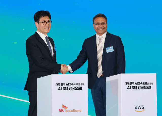 박진효 SK브로드밴드 사장과 아마존웹서비스(AWS) 프라사드 칼야나라만 인프라 총괄 대표가 20일 울산전시컨벤션센터에서 열린 울산 인공지능(AI) 데이터 센터 출범식에서