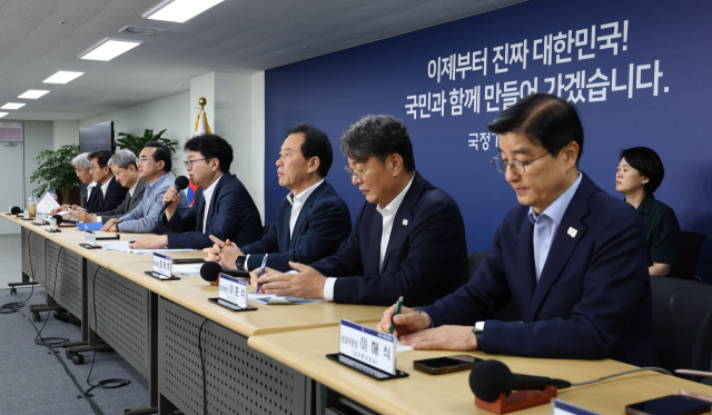이한주 국정기획위원회 위원장(왼쪽 다섯번째)이 22일 서울 종로구 국정기획위원회에서 열린 기자간담회에서 취재진 질문에 답하고 있다. 연합뉴스