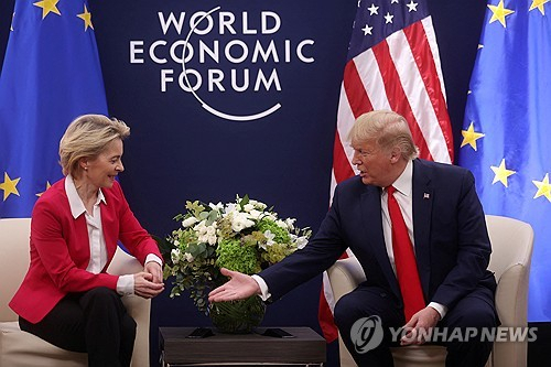 도널드 트럼프 미국 대통령과 우르줄라 폰데어라이엔 유럽연합 집행위원장. 연합뉴스