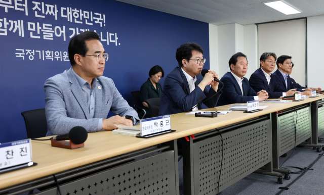 이한주 국정기획위원회 위원장이 22일 서울 종로구 국정기획위원회에서 열린 기자간담회에서 취재진 질문에 답하고 있다. 연합뉴스