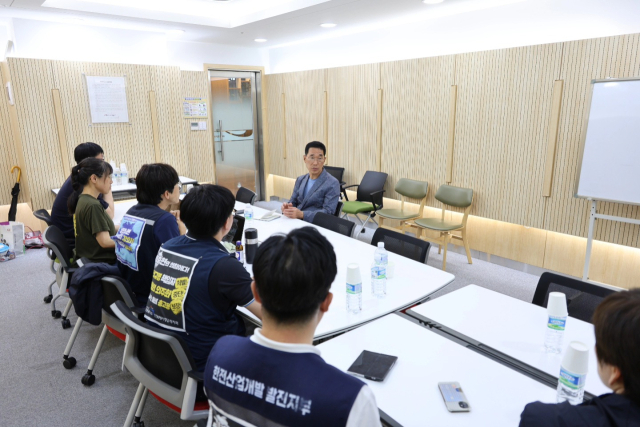 김주영 더불어민주당 의원(김포갑)이 지난 16일 태안 화력발전소 노동자 사망사고 대책위원회와 만나 의견을 듣고 있다.