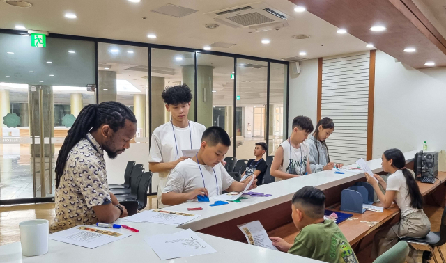 몽골 제9번학교 학생들이 대구경북영어마을에서 원어민 수업에 참여 중인 모습. 영진전문대 제공
