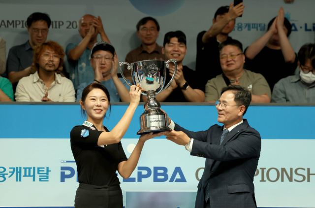 우승컵을 들어 올리는 김가영. PBA 제공