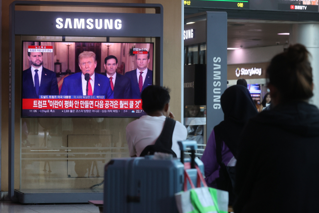 22일 서울역 대합실에서 시민들이 이란 공습 관련 미국 트럼프 대통령의 대국민 연설 방송을 시청하고 있다. 연합뉴스