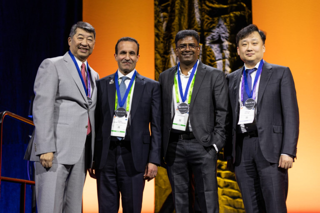 이준훈 아이백안과의원 원장이 2025 ASCRS Annual Meeting에서 Best 연제로 메달을 수상했다. 오른쪽 첫 번째가 이 원장. 아이백안과의원 제공.