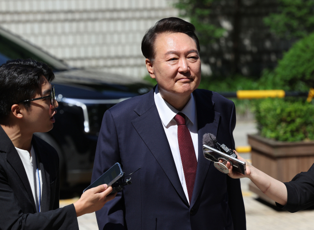윤석열 전 대통령이 23일 서울 서초구 서울중앙지방법원에서 열린 내란 우두머리 혐의·직권남용 권리행사 방해 혐의 사건 8차 공판에 출석하고 있다. 연합뉴스