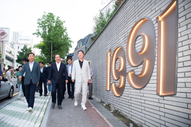지난 19일 권원강(가운데) 교촌에프앤비 회장이 김장호(오른쪽) 구미시장, 박교상 구미시의회 의장 등과 함께 교촌1991 문화거리를 걷고 있다. 구미시 제공