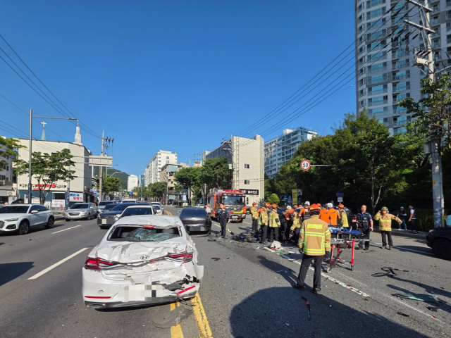 23일 대구 남부경찰서와 중부소방서에 따르면 이날 오전 7시 24분쯤 대구 남구 봉덕동 상동교 인근 앞산순환로에서 6중 추돌사고가 발생해 6명이 중경상을 입었다. 중부소방서 제공