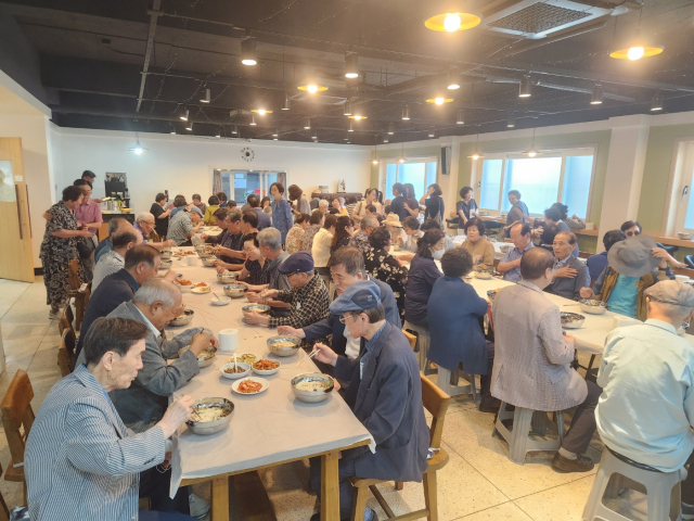 천주교 안동교구 안동 용상동 본당에서는 22일 산불피해 신자들의 일상회복을 위한 미사가 봉헌됐으며, 30여년 만에 보기드문 형제들이 주도한 국수나눔이 진행됐다. 용상성당 사목회 제공