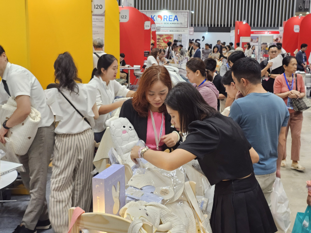 지난 5~8일 베트남 호치민에서 열린 국제 프리미엄 소비재전에 참가한 대구기업 엠에이치글로벌 부스에 참관객이 붐비고 있다. 한국무역협회 대구경북지역본부 제공